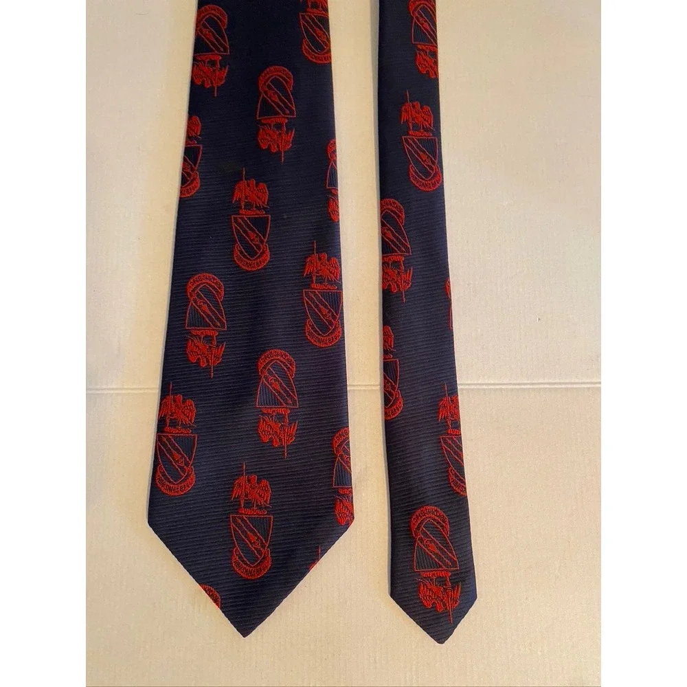 Danbury Mens Navy Blue Red Crest Eagle Motif Silk Blend Necktie 3.25 Inch Width